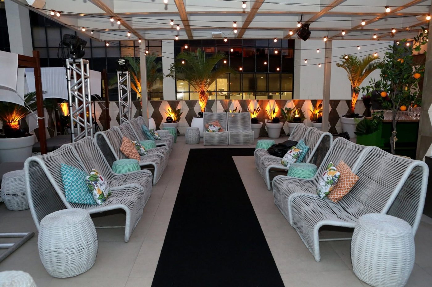Lounge e passarela montados para o desfile do OPHIR