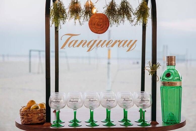 Bar personalizado Tanqueray montado na praia para o sunset do quiosque GBC Leme